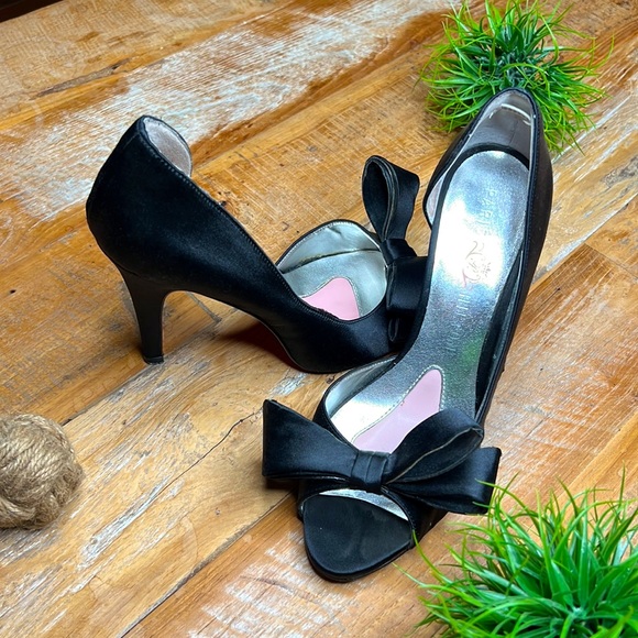 Paris Hilton bow heels - Picture 3 of 5